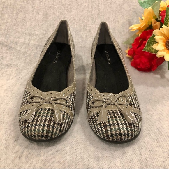 NWOT - Plaid Houndstooth Tweed Heeled Pumps with Gray Patent Trim & Tassel - Picture 6 of 16